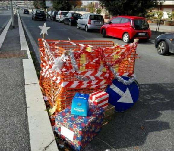 Scopri di più sull'articolo Roma, la buca è transennata da agosto, i residenti la addobbano a festa (Il Messaggero)