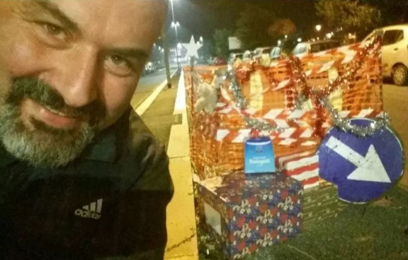 Scopri di più sull'articolo Roma, il tombino recintato star su Facebook. E i residenti lo addobbano per le feste (la Repubblica)