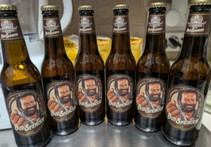 Scopri di più sull'articolo Birra e salsicce? Come si fa a resistere ad un brand così? Qualsiasi cosa abbia…