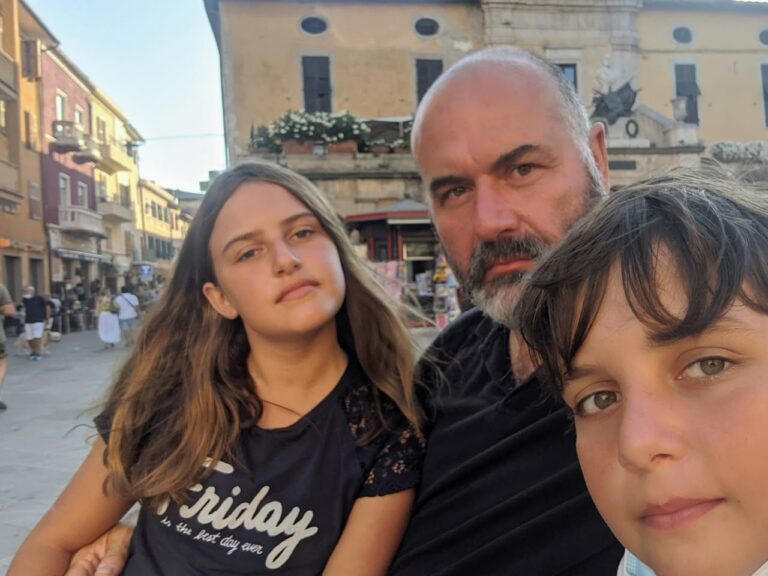 Scopri di più sull'articolo Mi raccomando, non sorridete mai in foto che sembrate felici…