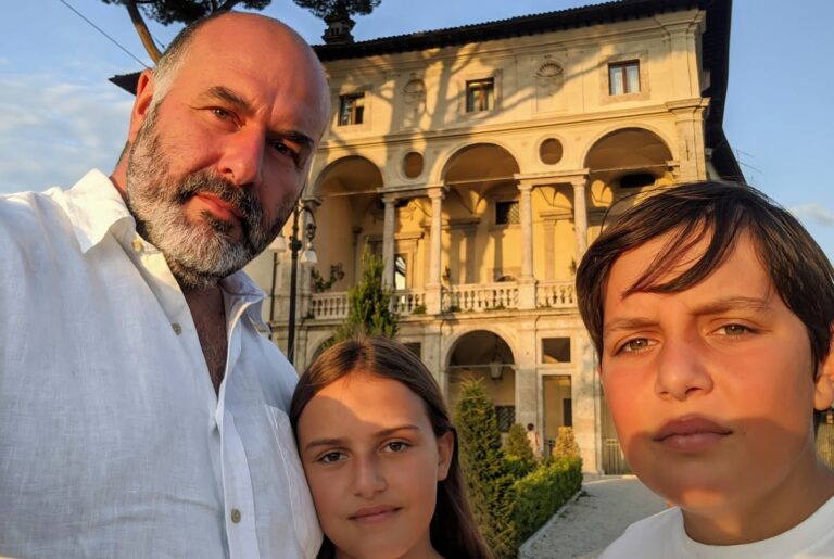 Scopri di più sull'articolo Ho portato finalmente i figli a vedere da fuori la Prefettura di Rieti. Lì dove…