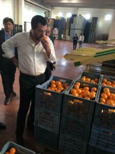 Scopri di più sull'articolo Basta dire che è uno sciacallo! Guardate Salvini con quanto affetto sceglie…