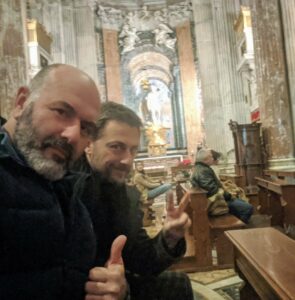Scopri di più sull'articolo Poi per caso mi ritrovo questa bella foto di due devoti nel Cristo che si…