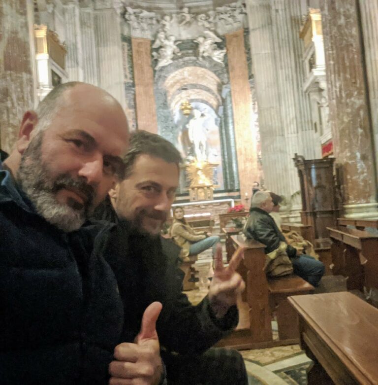 Scopri di più sull'articolo Poi per caso mi ritrovo questa bella foto di due devoti nel Cristo che si…