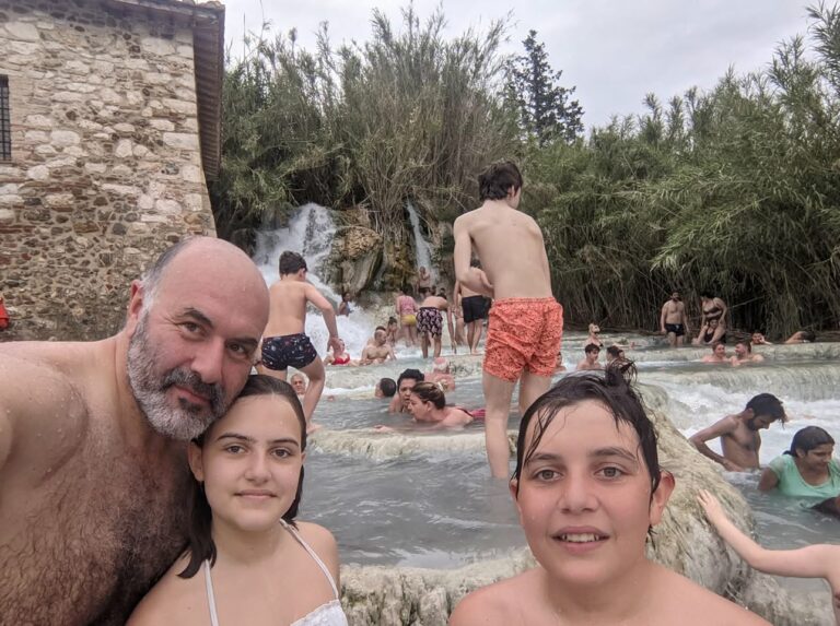 Scopri di più sull'articolo Terme di Saturnia. Quasi tre ore a mollo nell’acqua. Mi sono spuntate le…