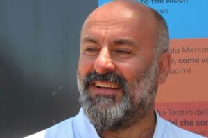 Scopri di più sull'articolo Ho inviato questa foto a mia madre con sotto scritto: “Davide Livermore…