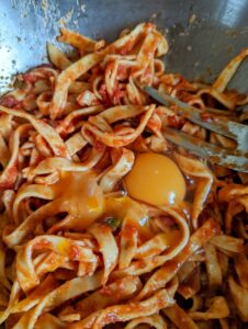 Scopri di più sull'articolo Se pensate che le fettuccine riscaldate in padella con l’olio siano troppo…
