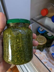 Scopri di più sull'articolo Pesto di salvia, basilico, mandorle e formaggio di capra grattugiato fresco…