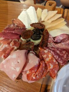 Scopri di più sull'articolo Io: “Mi fa un bel tagliere misto di salumi e formaggi?” Lui: “Certo! C’è…