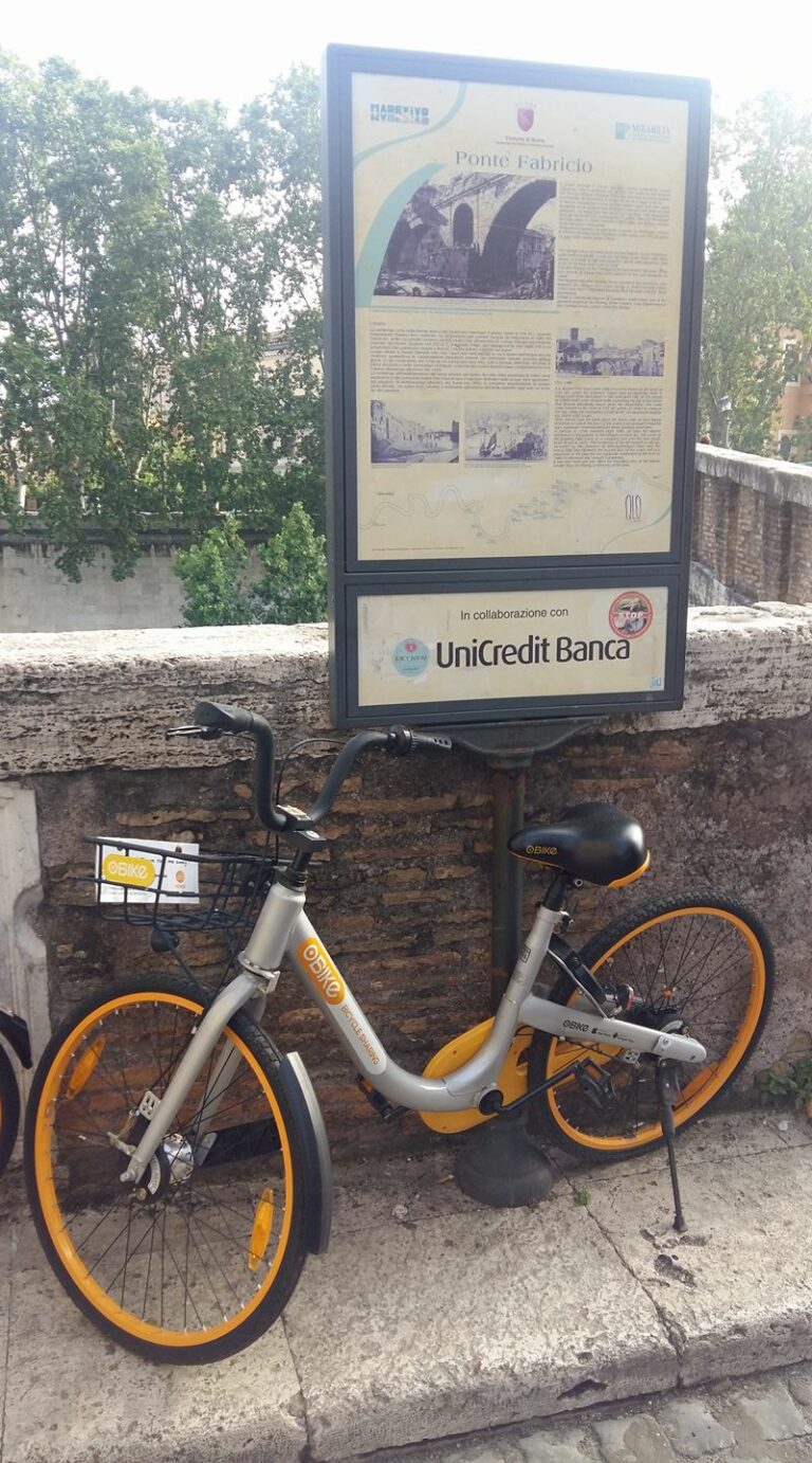 Scopri di più sull'articolo Roma è disseminata di migliaia di biciclette grigie e gialle lasciate ovunque…