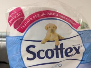 Scopri di più sull'articolo In bagno mi è caduto l’occhio su questa confezione di carta igienica. Immagino…