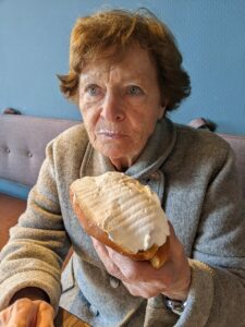 Scopri di più sull'articolo Oggi la bella Nora compie gli anni. Per rispetto nei suoi confronti non dico…