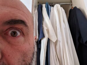 Scopri di più sull'articolo Le persone normali dispongono i vestiti nell’armadio secondo le stagioni. Io ce…