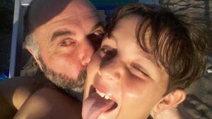 Scopri di più sull'articolo Figli, mare, tramonto. Chiedimi se sono felice…