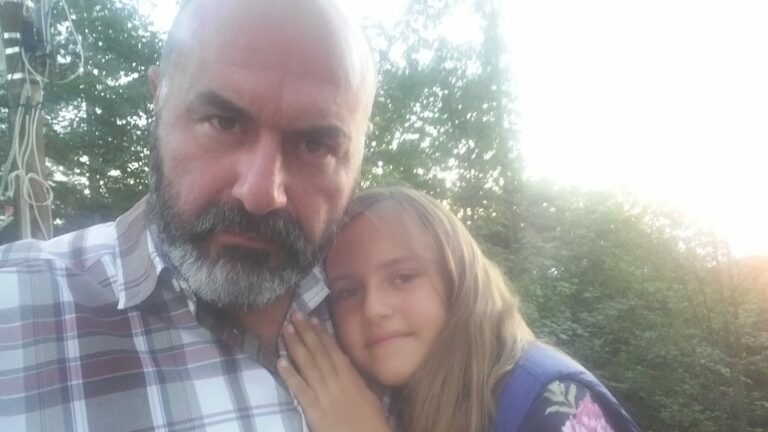 Scopri di più sull'articolo Ehi, dico proprio a te, ipotetico futuro ragazzo di mia figlia. Guardami bene…