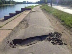 Scopri di più sull'articolo Ieri sera stavo correndo nudo per fare un ultimo tuffo rinfrescante nel fiume…
