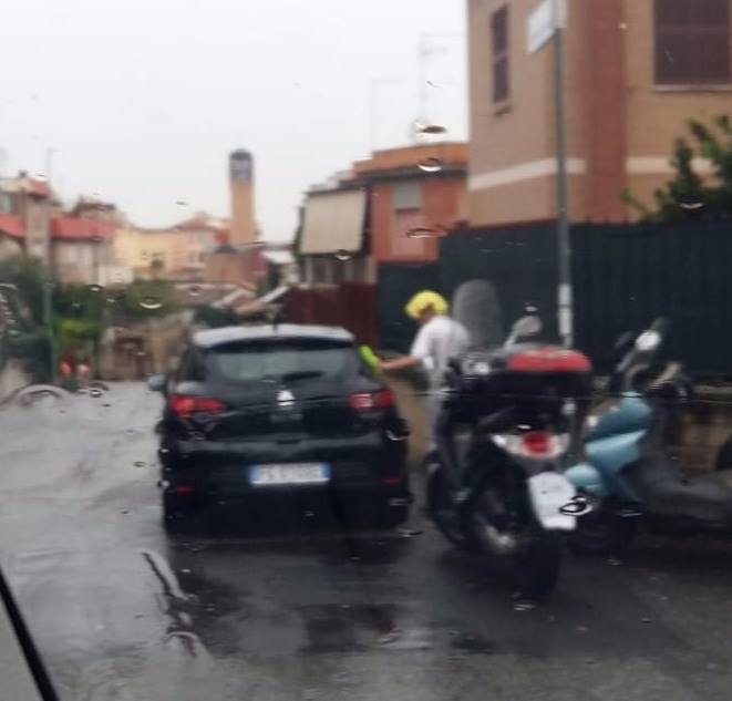 Scopri di più sull'articolo All’improvviso il genio: lui che lava la macchina approfittando della pioggia…