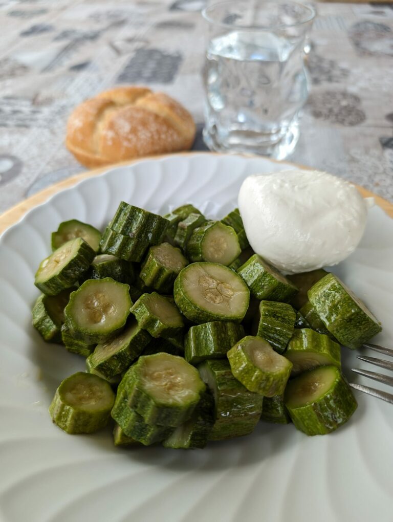 Scopri di più sull'articolo Titolo: “MESTIZIA SU LETTO DI ZUCCHINE” Il mio menù del 1° maggio è liberamente…