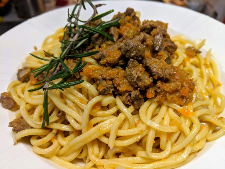 Scopri di più sull'articolo Tonnarelli al ragù d’anatra. Tutto fatto in casa. Rosmarino compreso…
