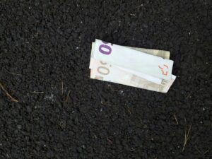 Scopri di più sull'articolo E poi ci sono quei giorni in cui trovi 60 euro per terra in un parcheggio…