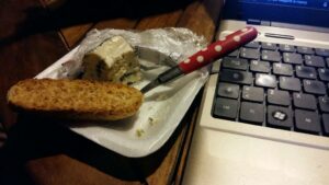 Scopri di più sull'articolo Se lavorando al computer di notte in terrazzo uno fa lo spuntino dell’1:00 con…