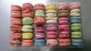 Scopri di più sull'articolo Al laboratorio abbiamo una cinquantina di “bruttimabuoni”, cioè macarons rotti…