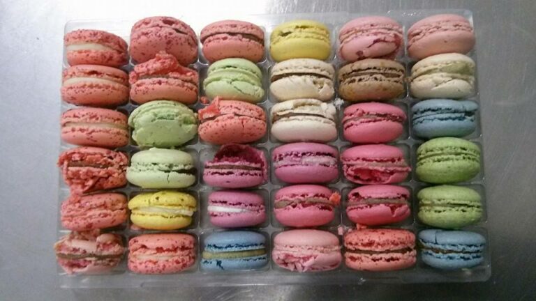 Scopri di più sull'articolo Al laboratorio abbiamo una cinquantina di “bruttimabuoni”, cioè macarons rotti…