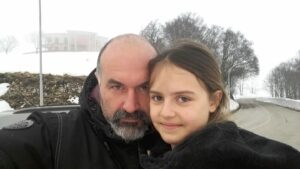 Scopri di più sull'articolo “Padre robusto con figlia furbetta.” A. Altorio (neve su montagna)…