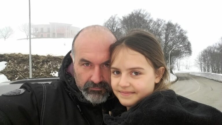 Scopri di più sull'articolo “Padre robusto con figlia furbetta.” A. Altorio (neve su montagna)…