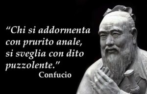 Scopri di più sull'articolo Nella foto Confucio nell’atto di annusarsi le dita…