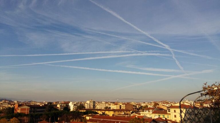 Scopri di più sull'articolo Scie chimiche dappertutto!!! Ci stanno attaccando, DIFFONDETEEEE!!1!!1…