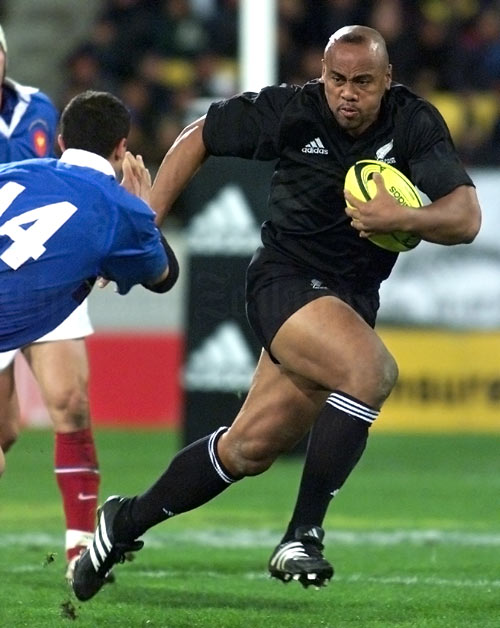 Scopri di più sull'articolo “Un rugbysta non muore mai, al massimo passa la palla.”. Immenso Jonah Lomu…