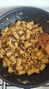 Scopri di più sull'articolo La ricetta alla svuotafrigo di oggi è Mezze Maniche Radicchio e Porchetta. Sono…