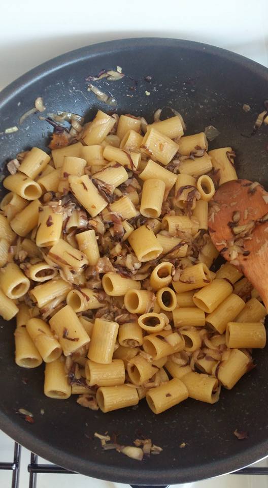 Scopri di più sull'articolo La ricetta alla svuotafrigo di oggi è Mezze Maniche Radicchio e Porchetta. Sono…