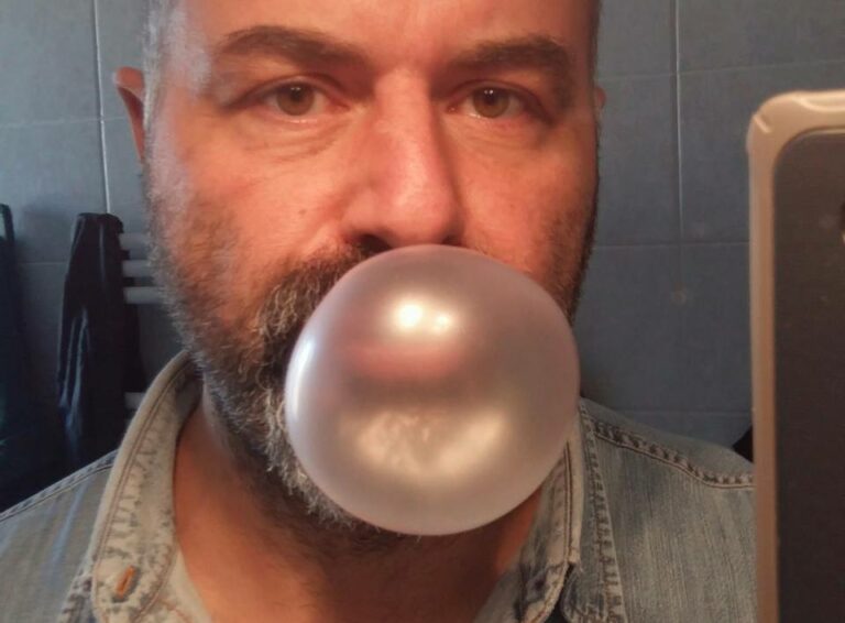 Scopri di più sull'articolo Poi ti ritrovi a 45 anni a dover insegnare ai figli come fare le bolle con le…