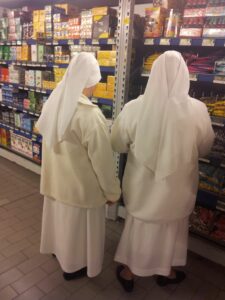 Scopri di più sull'articolo Due belle suorine corpulente col carrello strapieno di generi alimentari…