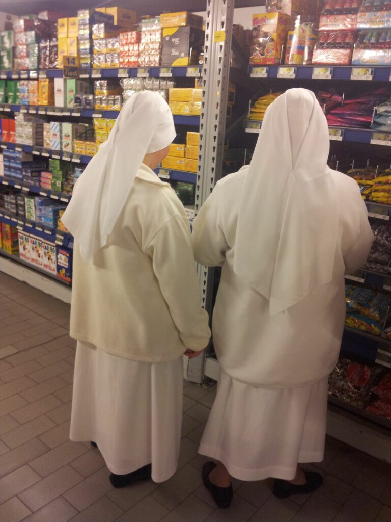 Scopri di più sull'articolo Due belle suorine corpulente col carrello strapieno di generi alimentari…