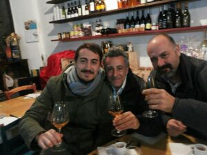 Scopri di più sull'articolo Un bicchiere in trasferta con gli amici…