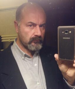 Scopri di più sull'articolo Questa sera ho indossato la mia migliore faccia da poker per andare a simulare…