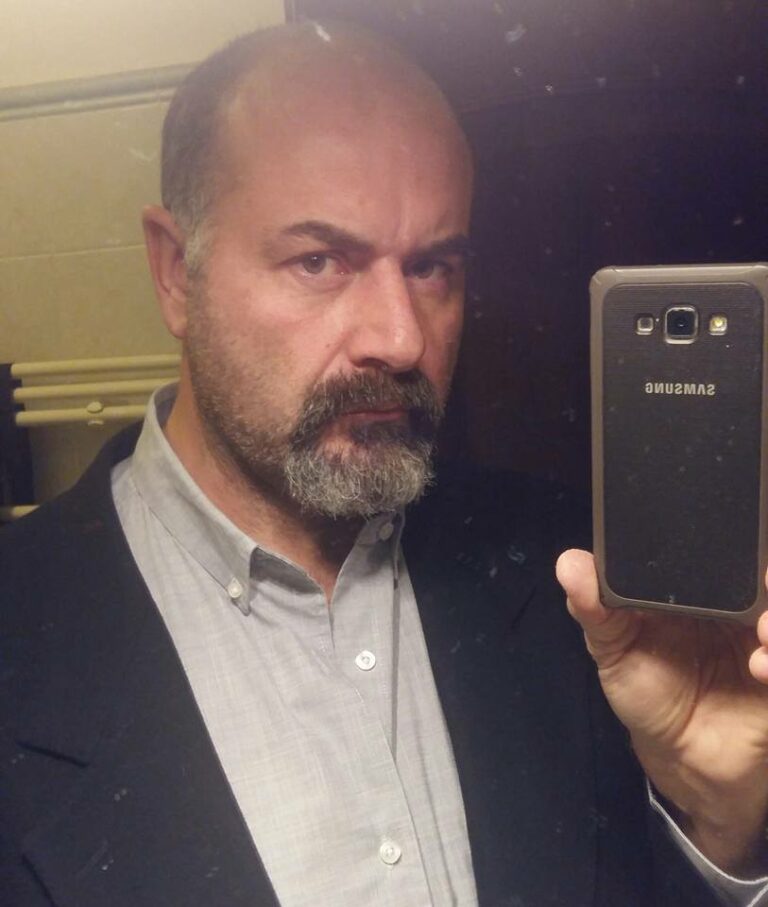Scopri di più sull'articolo Questa sera ho indossato la mia migliore faccia da poker per andare a simulare…