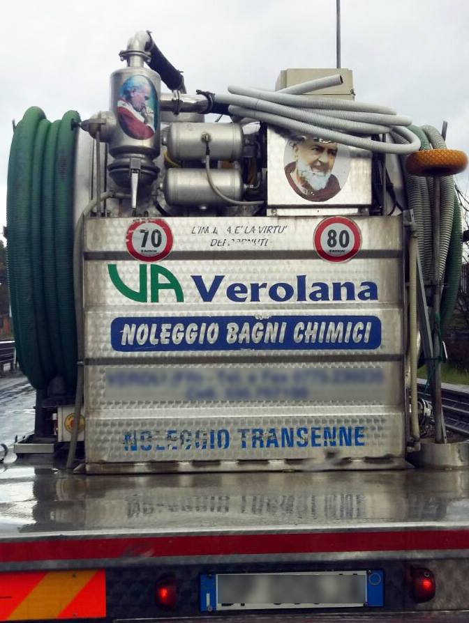 Scopri di più sull'articolo Questo è il retro di un camion di spurgo cessi chimici che ho fotografato poco…