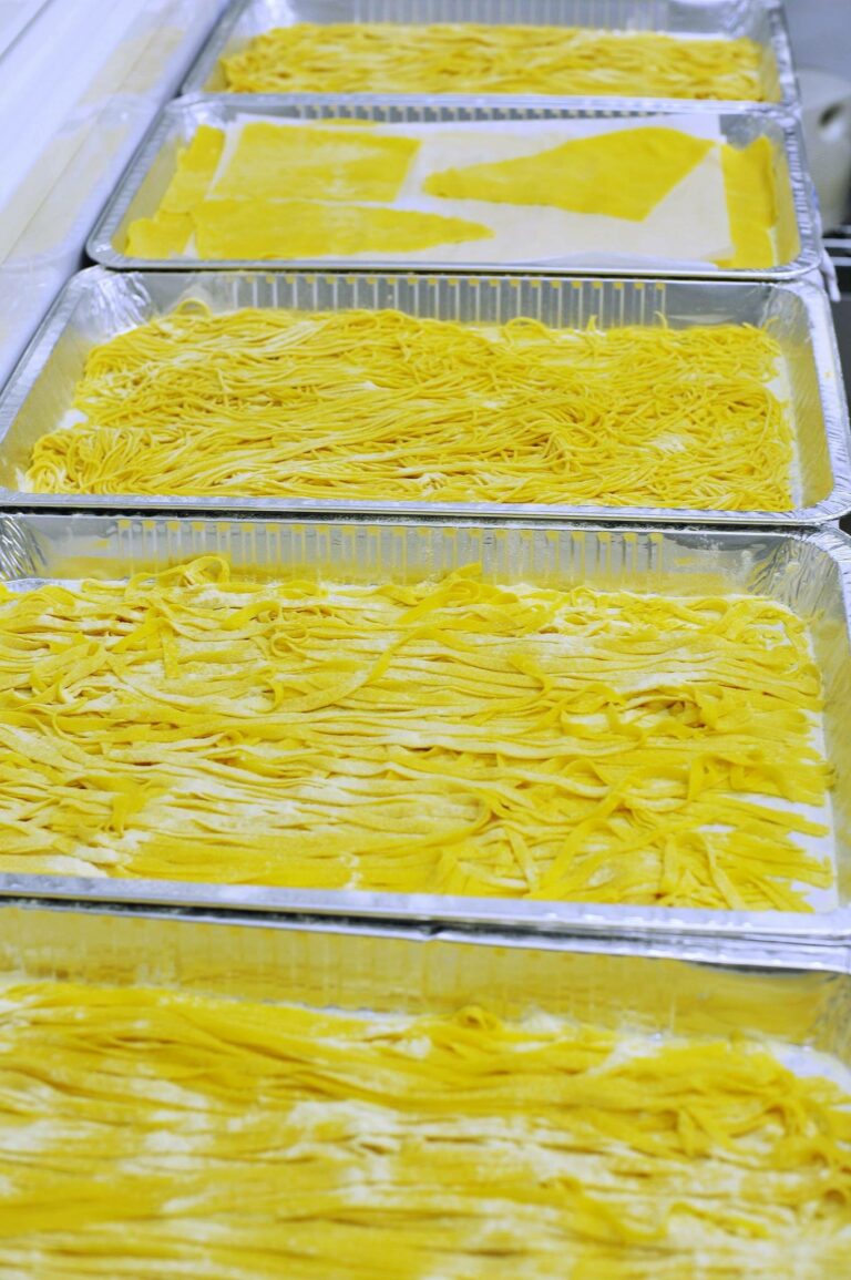 Scopri di più sull'articolo Ieri con la premiata ditta Cucina.it abbiamo fatto 4 chili di semola e 40 uova…
