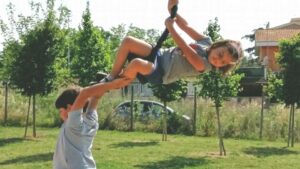 Scopri di più sull'articolo Il gioco dei bambini è un lavoro. Ed i loro vestiti sono abiti da lavoro. I…