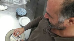 Scopri di più sull'articolo Grattando il pecorino fiore sardo per la cacio e pepe col pepe rosa. Daniele…