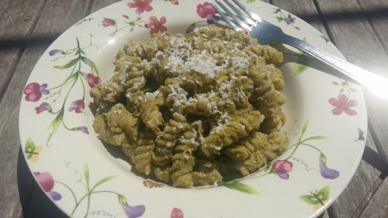 Scopri di più sull'articolo Fusilli con crema d’asparagi, noci e ricotta salata. Mi scuso con gli amici…