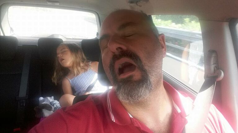 Scopri di più sull'articolo Come rischiare la vita facendo il selfie ad occhi chiusi in autostrada…