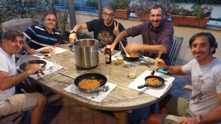 Scopri di più sull'articolo Serata Bud Spencer perfettamente riuscita! 6 padelle, 6 cucchiai di legno e 2…