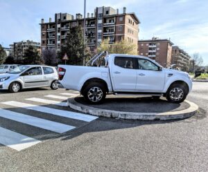 Scopri di più sull'articolo Monumento alla tracotanza automobilistica. Vero capolavoro del XXI secolo a…
