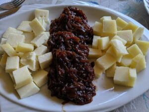 Scopri di più sull'articolo Pecorino etrusco, pecorino fiore di Maremma e marmellata di cipolle rosse di…