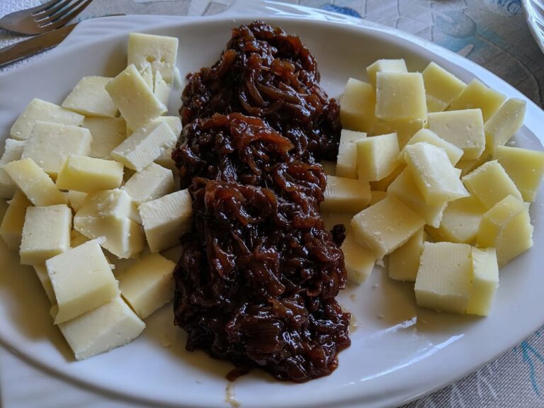 Scopri di più sull'articolo Pecorino etrusco, pecorino fiore di Maremma e marmellata di cipolle rosse di…